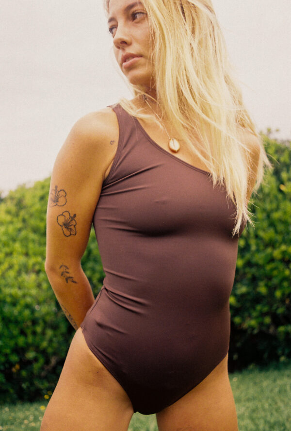 Dolphin Love Swim • One Piece Asymétrique Brown – Image 3